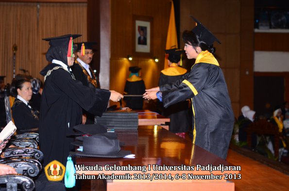 wisuda-unpad-gel-i-ta-2013_2014-fakultas-mipa-oleh-dekan-057