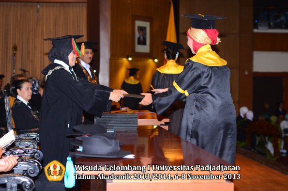 wisuda-unpad-gel-i-ta-2013_2014-fakultas-mipa-oleh-dekan-060