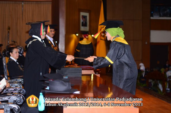 wisuda-unpad-gel-i-ta-2013_2014-fakultas-mipa-oleh-dekan-061