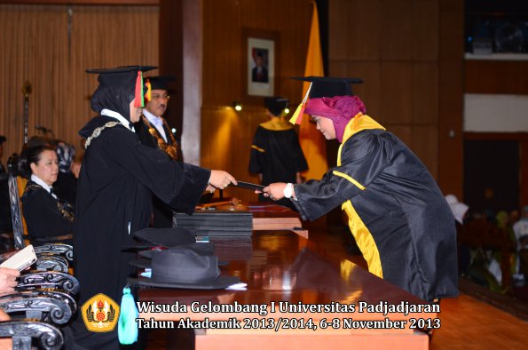 wisuda-unpad-gel-i-ta-2013_2014-fakultas-mipa-oleh-dekan-063