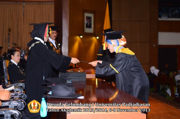 wisuda-unpad-gel-i-ta-2013_2014-fakultas-mipa-oleh-dekan-064