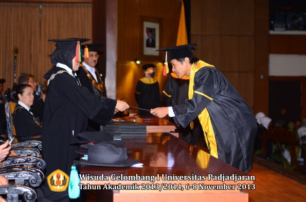 wisuda-unpad-gel-i-ta-2013_2014-fakultas-mipa-oleh-dekan-066