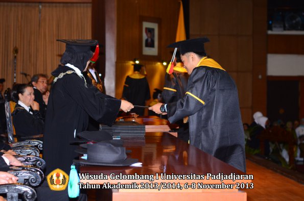 wisuda-unpad-gel-i-ta-2013_2014-fakultas-mipa-oleh-dekan-068