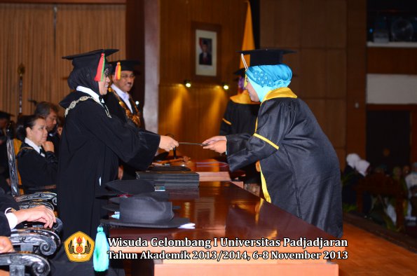 wisuda-unpad-gel-i-ta-2013_2014-fakultas-mipa-oleh-dekan-070