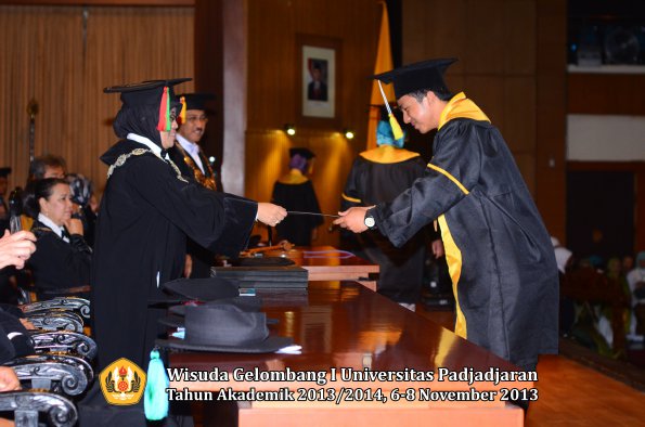 wisuda-unpad-gel-i-ta-2013_2014-fakultas-mipa-oleh-dekan-071