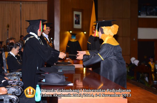 wisuda-unpad-gel-i-ta-2013_2014-fakultas-mipa-oleh-dekan-072