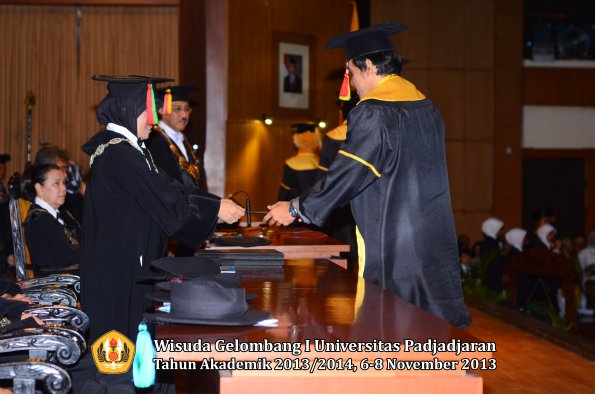 wisuda-unpad-gel-i-ta-2013_2014-fakultas-mipa-oleh-dekan-074