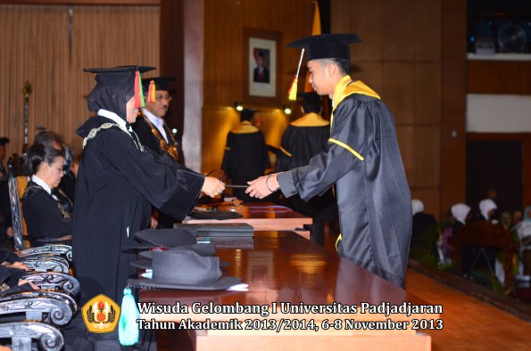 wisuda-unpad-gel-i-ta-2013_2014-fakultas-mipa-oleh-dekan-075