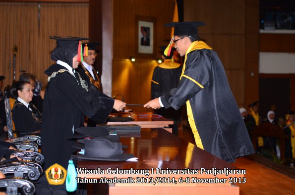 wisuda-unpad-gel-i-ta-2013_2014-fakultas-mipa-oleh-dekan-076