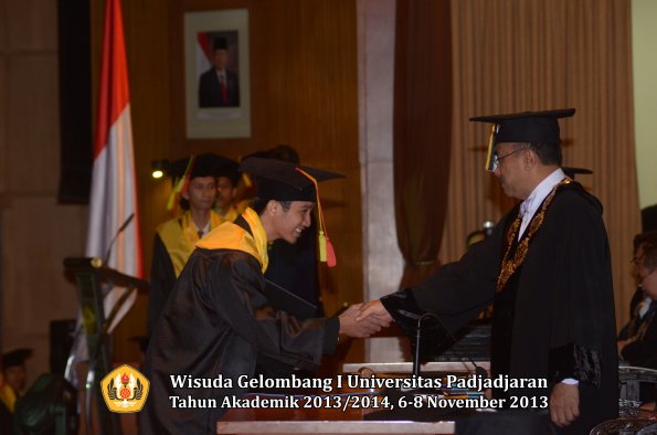 wisuda-unpad-gel-i-ta-2013_2014-fakultas-mipa-oleh-rektor-019