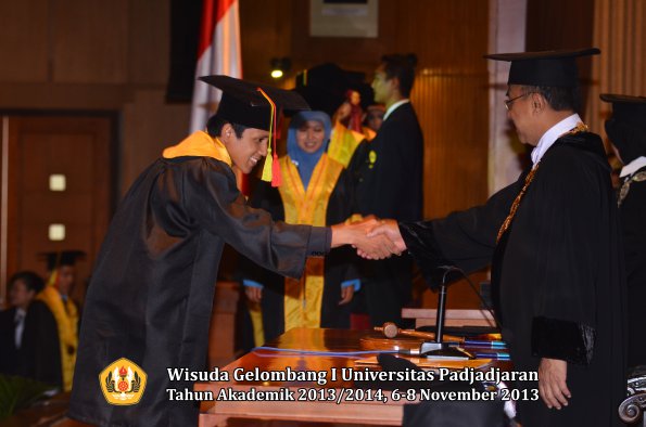 wisuda-unpad-gel-i-ta-2013_2014-fakultas-mipa-oleh-rektor-028