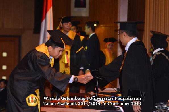 wisuda-unpad-gel-i-ta-2013_2014-fakultas-mipa-oleh-rektor-045