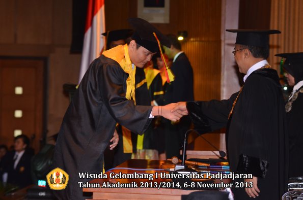 wisuda-unpad-gel-i-ta-2013_2014-fakultas-mipa-oleh-rektor-046