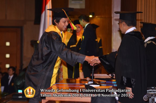 wisuda-unpad-gel-i-ta-2013_2014-fakultas-mipa-oleh-rektor-047