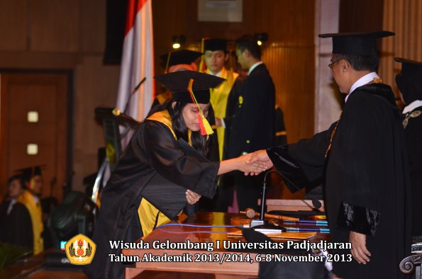 wisuda-unpad-gel-i-ta-2013_2014-fakultas-mipa-oleh-rektor-049