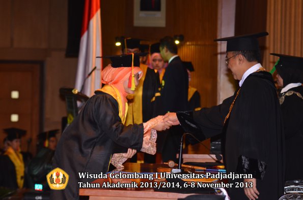 wisuda-unpad-gel-i-ta-2013_2014-fakultas-mipa-oleh-rektor-050