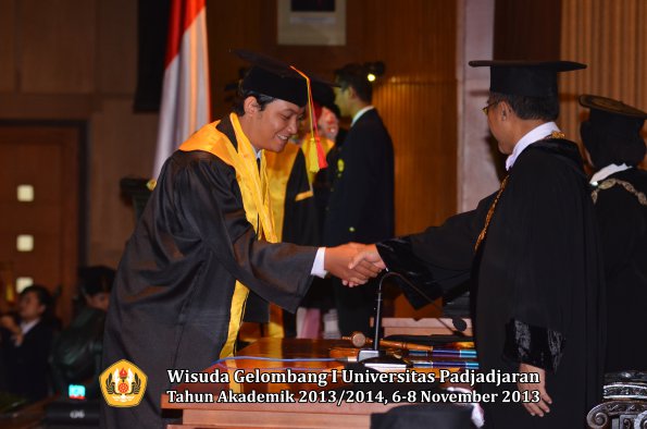 wisuda-unpad-gel-i-ta-2013_2014-fakultas-mipa-oleh-rektor-051