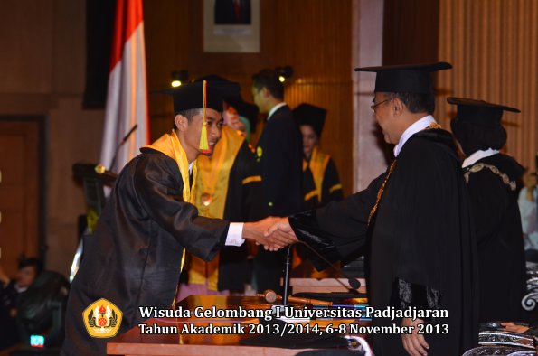 wisuda-unpad-gel-i-ta-2013_2014-fakultas-mipa-oleh-rektor-052