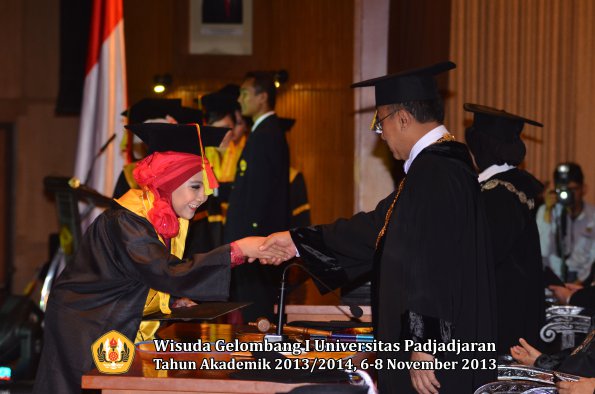 wisuda-unpad-gel-i-ta-2013_2014-fakultas-mipa-oleh-rektor-054