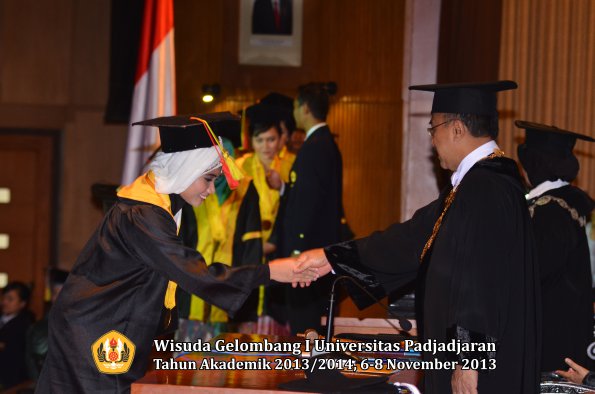 wisuda-unpad-gel-i-ta-2013_2014-fakultas-mipa-oleh-rektor-055