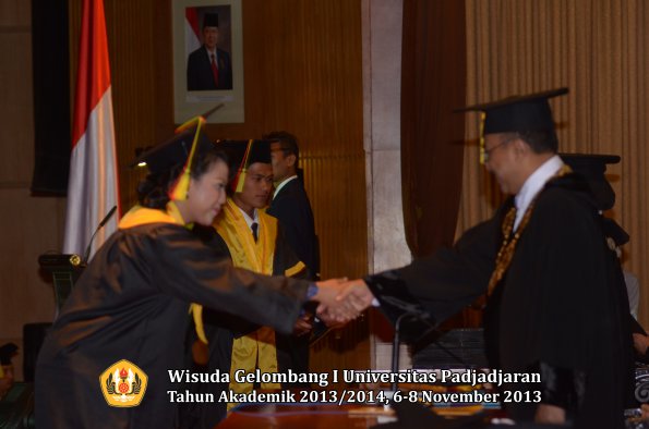 wisuda-unpad-gel-i-ta-2013_2014-fakultas-mipa-oleh-rektor-058