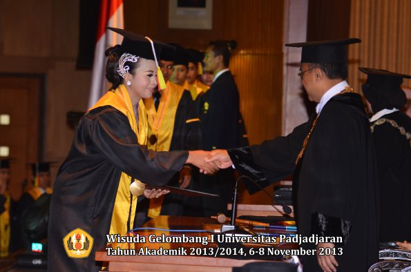 wisuda-unpad-gel-i-ta-2013_2014-fakultas-mipa-oleh-rektor-066