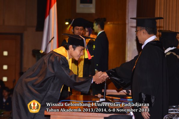 wisuda-unpad-gel-i-ta-2013_2014-fakultas-mipa-oleh-rektor-067