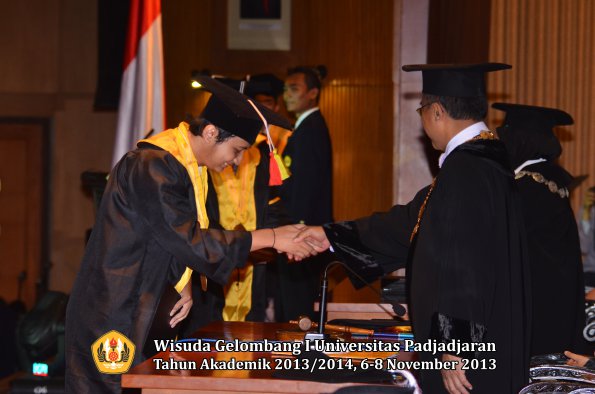 wisuda-unpad-gel-i-ta-2013_2014-fakultas-mipa-oleh-rektor-068