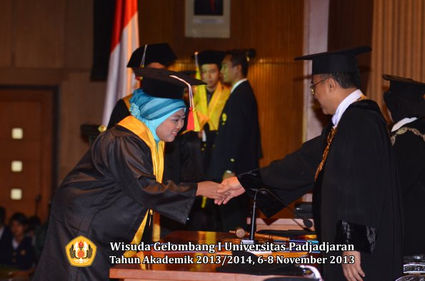 wisuda-unpad-gel-i-ta-2013_2014-fakultas-mipa-oleh-rektor-071