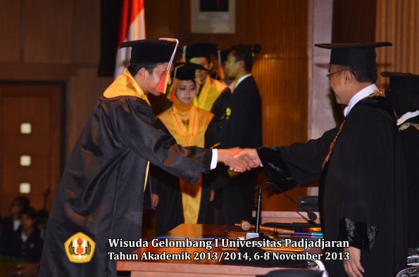 wisuda-unpad-gel-i-ta-2013_2014-fakultas-mipa-oleh-rektor-072