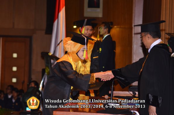 wisuda-unpad-gel-i-ta-2013_2014-fakultas-mipa-oleh-rektor-073