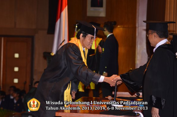 wisuda-unpad-gel-i-ta-2013_2014-fakultas-mipa-oleh-rektor-075