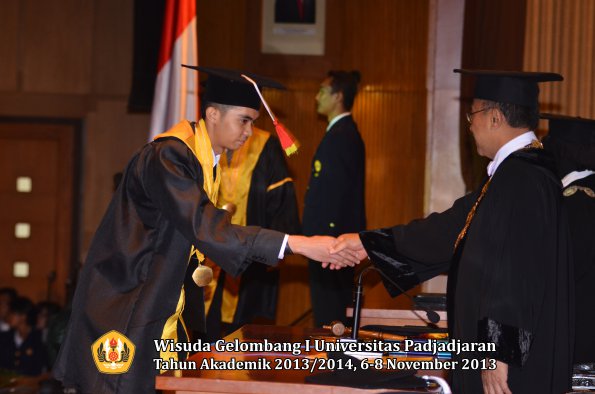 wisuda-unpad-gel-i-ta-2013_2014-fakultas-mipa-oleh-rektor-076