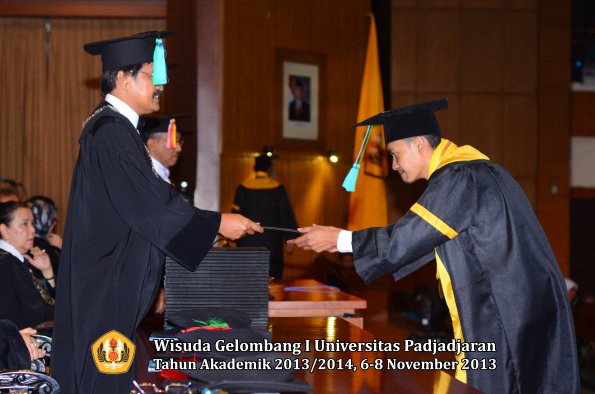 wisuda-unpad-gel-i-ta-2013_2014-fakultas-pik-oleh-dekan-002