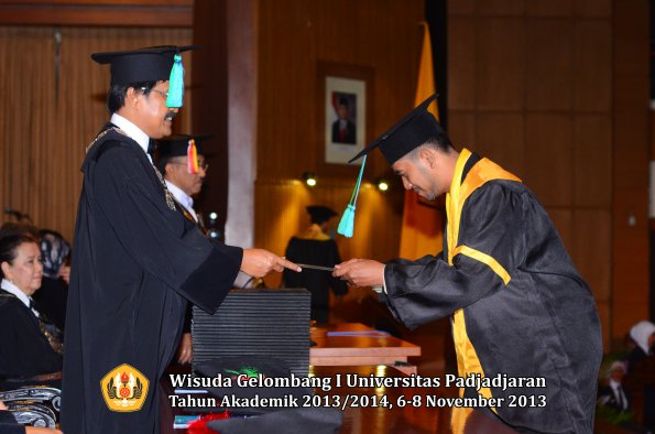 wisuda-unpad-gel-i-ta-2013_2014-fakultas-pik-oleh-dekan-003