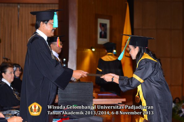 wisuda-unpad-gel-i-ta-2013_2014-fakultas-pik-oleh-dekan-004