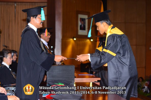 wisuda-unpad-gel-i-ta-2013_2014-fakultas-pik-oleh-dekan-005