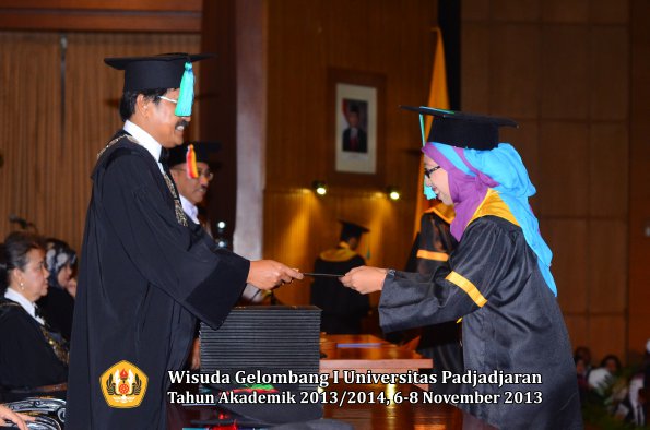 wisuda-unpad-gel-i-ta-2013_2014-fakultas-pik-oleh-dekan-007