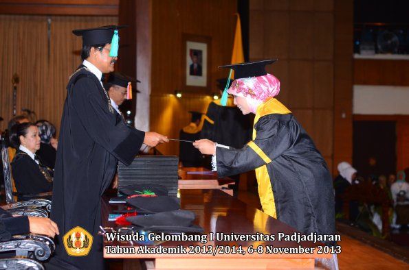 wisuda-unpad-gel-i-ta-2013_2014-fakultas-pik-oleh-dekan-010