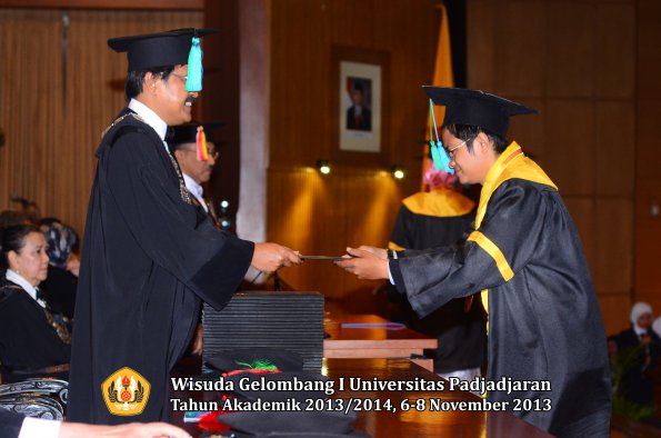 wisuda-unpad-gel-i-ta-2013_2014-fakultas-pik-oleh-dekan-011