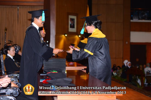 wisuda-unpad-gel-i-ta-2013_2014-fakultas-pik-oleh-dekan-012