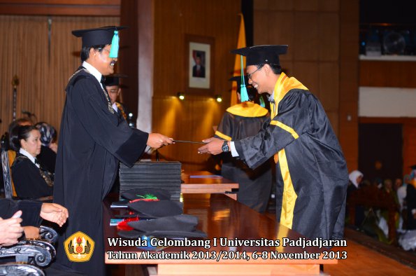 wisuda-unpad-gel-i-ta-2013_2014-fakultas-pik-oleh-dekan-013