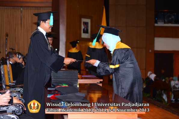 wisuda-unpad-gel-i-ta-2013_2014-fakultas-pik-oleh-dekan-014