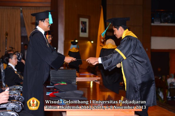 wisuda-unpad-gel-i-ta-2013_2014-fakultas-pik-oleh-dekan-016