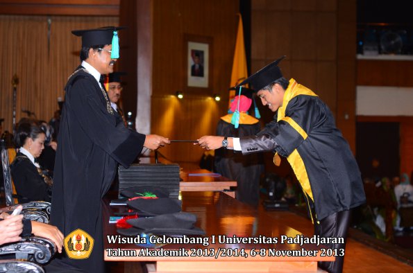 wisuda-unpad-gel-i-ta-2013_2014-fakultas-pik-oleh-dekan-018