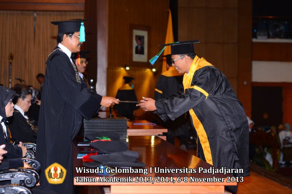 wisuda-unpad-gel-i-ta-2013_2014-fakultas-pik-oleh-dekan-021