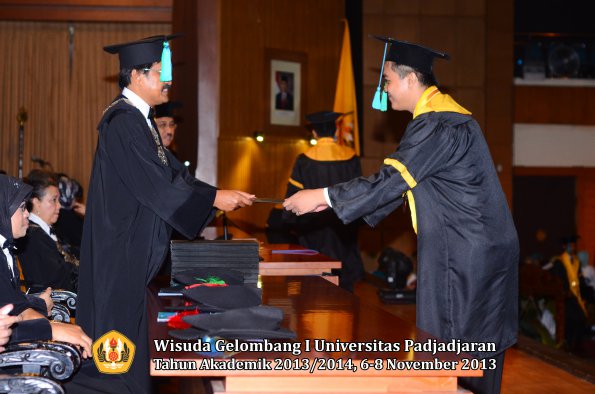 wisuda-unpad-gel-i-ta-2013_2014-fakultas-pik-oleh-dekan-022