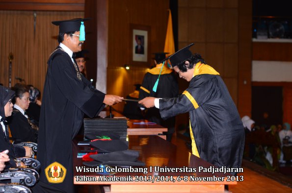 wisuda-unpad-gel-i-ta-2013_2014-fakultas-pik-oleh-dekan-023