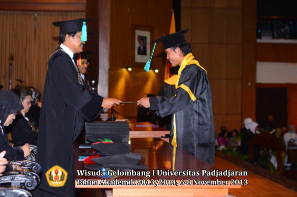 wisuda-unpad-gel-i-ta-2013_2014-fakultas-pik-oleh-dekan-024