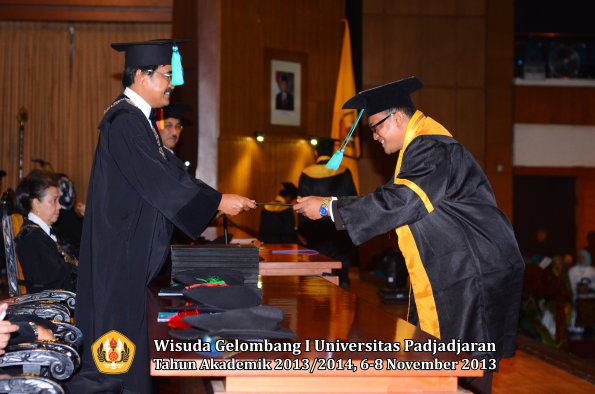 wisuda-unpad-gel-i-ta-2013_2014-fakultas-pik-oleh-dekan-026